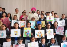 पेंटिंग प्रतियोगिता में प्रतिभाग करने आए विभिन्न विद्यालयों के छात्र-छात्राओं के साथ राज्यपाल।
