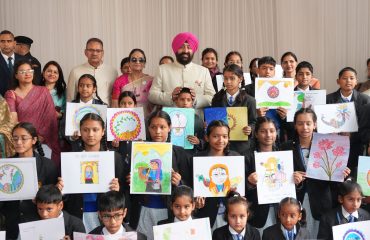 पेंटिंग प्रतियोगिता में प्रतिभाग करने आए विभिन्न विद्यालयों के छात्र-छात्राओं के साथ राज्यपाल।