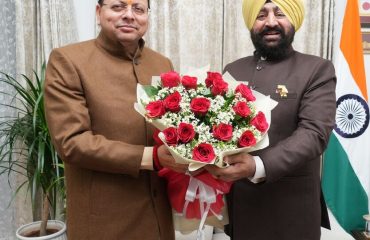 राज्यपाल से शिष्टाचार भेंट करते हुए मुख्यमंत्री