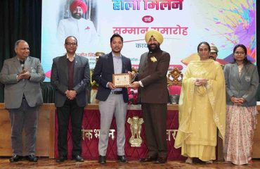 Governor honouring the personnel doing excellent work by presenting them with certificates on the occasion of Holi Milan and Samman ceremony