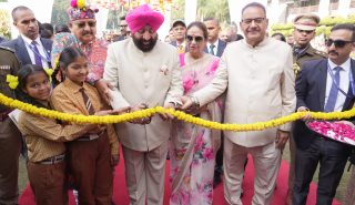 सांस्कृतिक कार्यक्रमों एवं विभिन्न पुष्पों की भव्य प्रदर्शनी के साथ ‘वसंतोत्सव-2026’ का शुभारम्भ करते हुए राज्यपाल।