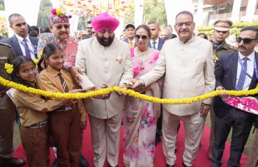 सांस्कृतिक कार्यक्रमों एवं विभिन्न पुष्पों की भव्य प्रदर्शनी के साथ ‘वसंतोत्सव-2026’ का शुभारम्भ करते हुए राज्यपाल।