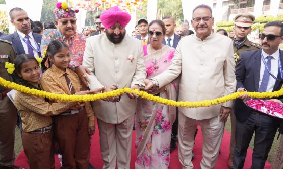 सांस्कृतिक कार्यक्रमों एवं विभिन्न पुष्पों की भव्य प्रदर्शनी के साथ ‘वसंतोत्सव-2026’ का शुभारम्भ करते हुए राज्यपाल।