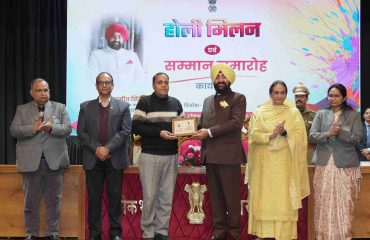 लोक भवन में गुरुवार को होली मिलन एवं उत्कृष्ट सम्मान समारोह का आयोजन किया गया।