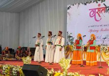 वसंतोत्सव-2026 के प्रथम दिवस पर संस्कृति विभाग द्वारा आयोजित सांस्कृतिक संध्या में उत्तराखण्ड की समृद्ध लोक परंपराओं और सांस्कृतिक विरासत का मनोहारी प्रदर्शन करते हुए लोक कलाकार।