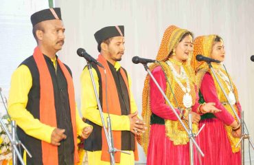 वसंतोत्सव-2026 के प्रथम दिवस पर संस्कृति विभाग द्वारा आयोजित सांस्कृतिक संध्या में उत्तराखण्ड की समृद्ध लोक परंपराओं और सांस्कृतिक विरासत का मनोहारी प्रदर्शन करते हुए लोक कलाकार।