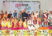 वसंतोत्सव-2026 के प्रथम दिवस पर आयोजित सांस्कृतिक संध्या कार्यक्रम में लोक कलाकारों के साथ राज्यपाल।