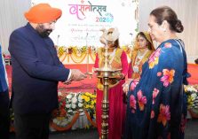 वसंतोत्सव-2026 के प्रथम दिवस पर आयोजित सांस्कृतिक संध्या कार्यक्रम का शुभारंभ करते हुए राज्यपाल।