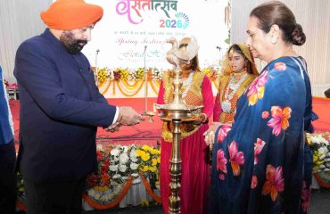 The Governor inaugurating the cultural evening programme organised on the first day of Vasantotsav-2026.