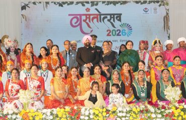 The Governor with folk artists