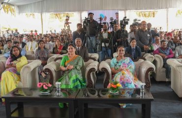 लोक भवन देहरादून में तीन दिवसीय वसंतोत्सव के समापन अवसर पर उपस्थित गणमान्य लोग।