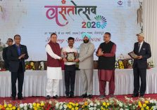 The Governor and Chief Minister felicitating the winners of various competitions at the closing ceremony of the three-day Vasantotsav at Lok Bhavan, Dehradun.