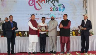 The Governor and Chief Minister felicitating the winners of various competitions at the closing ceremony of the three-day Vasantotsav at Lok Bhavan, Dehradun.