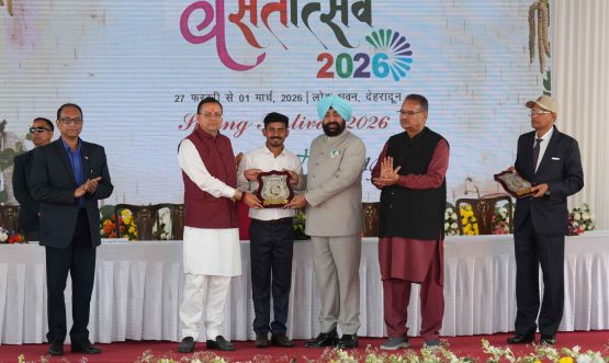 The Governor and Chief Minister felicitating the winners of various competitions at the closing ceremony of the three-day Vasantotsav at Lok Bhavan, Dehradun.