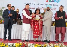The Governor presenting the 'Running Trophy' to IIT Roorkee at the closing ceremony of the three-day Vasantotsav