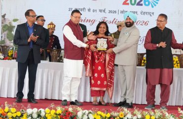 The Governor presenting the 'Running Trophy' to IIT Roorkee at the closing ceremony of the three-day Vasantotsav