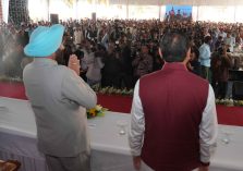 The Governor and Chief Minister accepting public greetings at the closing ceremony of the three-day Vasantotsav at Lok Bhavan, Dehradun.