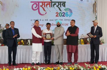 लोक भवन देहरादून में तीन दिवसीय वसंतोत्सव के समापन अवसर पर विभिन्न प्रतियोगिता के विजेताओं को सम्मानित करते हुए राज्यपाल एवं मुख्यमंत्री।
