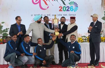The Governor presenting the 'Running Trophy' to IIT Roorkee at the closing ceremony of the three-day Vasantotsav at Lok Bhavan, Dehradun.