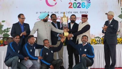 The Governor presenting the 'Running Trophy' to IIT Roorkee at the closing ceremony of the three-day Vasantotsav at Lok Bhavan, Dehradun.