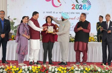 The Governor presenting the 'Running Trophy' to IIT Roorkee at the closing ceremony of the three-day Vasantotsav at Lok Bhavan