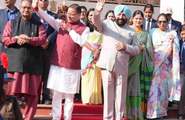 लोक भवन देहरादून में तीन दिवसीय वसंतोत्सव के समापन अवसर पर जनता का अभिवादन स्वीकार करते हुए राज्यपाल एवं मुख्यमंत्री।