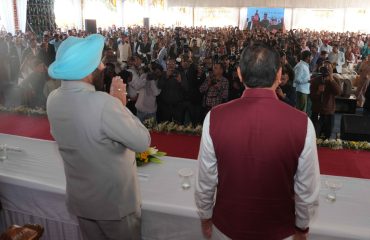 देहरादून में तीन दिवसीय वसंतोत्सव के समापन अवसर पर जनता का अभिवादन स्वीकार करते हुए राज्यपाल एवं मुख्यमंत्री।