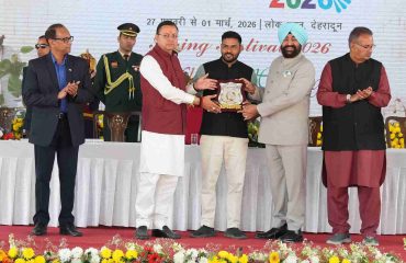 देहरादून में तीन दिवसीय वसंतोत्सव के समापन अवसर पर विभिन्न प्रतियोगिता के विजेताओं को सम्मानित करते हुए राज्यपाल एवं मुख्यमंत्री।