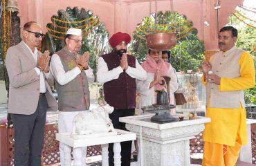 The Governor and Chief Minister offering prayers at the Rajprajneshwar Mahadev Temple in the Lok Bhavan complex on the auspicious occasion of Holi.