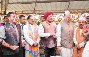 On the occasion, people met the Governor and the Chief Minister and extended their warm Holi greetings