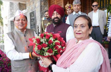 होली के पावन अवसर पर राज्यपाल एवं प्रथम महिला श्रीमती गुरमीत कौर से मुलाकात कर होली की शुभकामनाएं देते हुए मुख्यमंत्री श्री पुष्कर सिंह धामी।