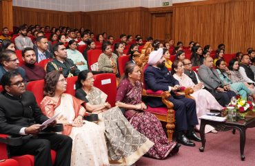 अंतर्राष्ट्रीय महिला दिवस के उपलक्ष्य में आयोजित कार्यक्रम में प्रतिभाग करते हुए राज्यपाल।