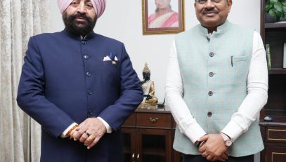 Shri Anand Bardhan paying a courtesy call on the Governor.