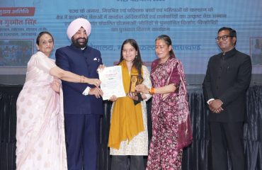 कार्यक्रम में बालिकाओं एवं महिलाओं को ‘‘महिला कल्याण उत्कृष्ट सेवा’’ और ‘‘मेरी पहचान-2026’’ सम्मान प्रदान करते हुए राज्यपाल।