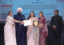 कार्यक्रम में बालिकाओं एवं महिलाओं को ‘‘महिला कल्याण उत्कृष्ट सेवा’’ और ‘‘मेरी पहचान-2026’’ सम्मान प्रदान करते हुए राज्यपाल।