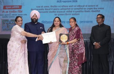 कार्यक्रम में बालिकाओं एवं महिलाओं को ‘‘महिला कल्याण उत्कृष्ट सेवा’’ और ‘‘मेरी पहचान-2026’’ सम्मान प्रदान करते हुए राज्यपाल।