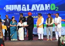 टिहरी गढ़वाल में आयोजित ‘द टिहरी लेक फेस्टिवल’ कार्यक्रम में महिला को सम्मानित करते हुए राज्यपाल।
