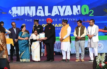 टिहरी गढ़वाल में आयोजित ‘द टिहरी लेक फेस्टिवल’ कार्यक्रम में महिला को सम्मानित करते हुए राज्यपाल।