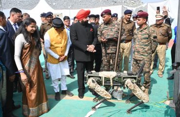 टिहरी गढ़वाल में आयोजित ‘द टिहरी लेक फेस्टिवल’ कार्यक्रम में लगाई गई प्रदर्शनी का अवलोकन करते हुए राज्यपाल।