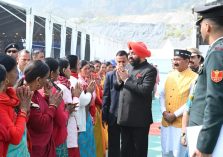 टिहरी गढ़वाल में आयोजित ‘द टिहरी लेक फेस्टिवल’ कार्यक्रम के अवसर पर महिलाओं से मुलाकात करते हुए राज्यपाल।