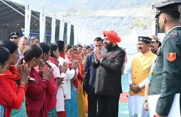 टिहरी गढ़वाल में आयोजित ‘द टिहरी लेक फेस्टिवल’ कार्यक्रम के अवसर पर महिलाओं से मुलाकात करते हुए राज्यपाल।