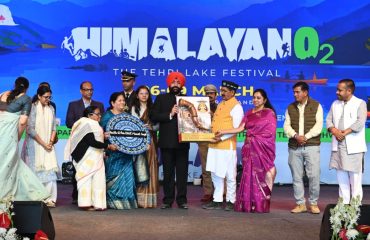 टिहरी गढ़वाल में आयोजित ‘द टिहरी लेक फेस्टिवल’ कार्यक्रम में राज्यपाल को पहाड़ी वाद्य यंत्र रणसिंगा भेंट करते हुए विधायक श्री किशोर उपाध्याय।