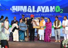 MLA Shri Kishore Upadhyay presenting the mountain musical instrument 'Ransingha' to the Governor at 'The Tehri Lake Festival' in Tehri Garhwal.