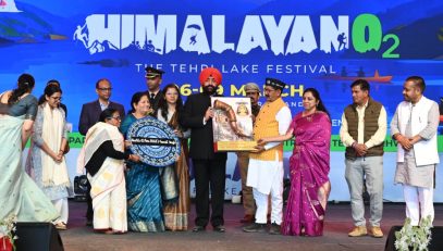 MLA Shri Kishore Upadhyay presenting the mountain musical instrument 'Ransingha' to the Governor at 'The Tehri Lake Festival' in Tehri Garhwal.