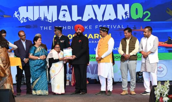 The Governor honoring a woman at 'The Tehri Lake Festival' in Tehri Garhwal.