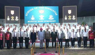 उत्तराखण्ड सब एरिया द्वारा गढ़ी कैंट में आयोजित “हिमालय की गूँज” मिलिट्री बैंड सिम्फनी कार्यक्रम में सेना के अधिकारियों एवं सैन्य बैंड के कलाकारों के साथ राज्यपाल।
