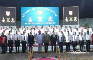 उत्तराखण्ड सब एरिया द्वारा गढ़ी कैंट में आयोजित “हिमालय की गूँज” मिलिट्री बैंड सिम्फनी कार्यक्रम में सेना के अधिकारियों एवं सैन्य बैंड के कलाकारों के साथ राज्यपाल।