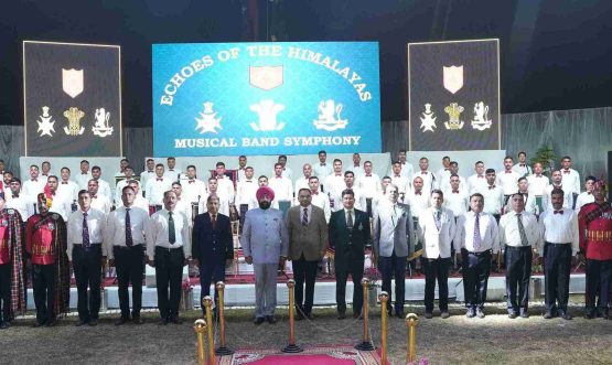 उत्तराखण्ड सब एरिया द्वारा गढ़ी कैंट में आयोजित “हिमालय की गूँज” मिलिट्री बैंड सिम्फनी कार्यक्रम में सेना के अधिकारियों एवं सैन्य बैंड के कलाकारों के साथ राज्यपाल।