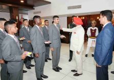 भारतीय सैन्य अकादमी में “भारतीय सैन्य अधिकारीः राष्ट्र निर्माता के रूप में” विषय पर आयोजित कार्यक्रम में जेंटलमैन कैडेट्सों से वार्ता करते हुए राज्यपाल।