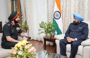 राज्यपाल से शिष्टाचार भेंट करते हुए सीमा सड़क संगठन के महानिदेशक लेफ्टिनेंट जनरल हरपाल सिंह।